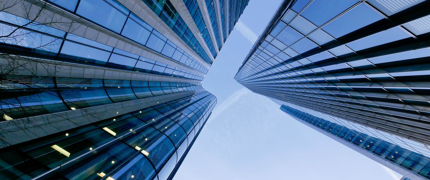 Fachadas de vidro de edifícios vistas de baixo